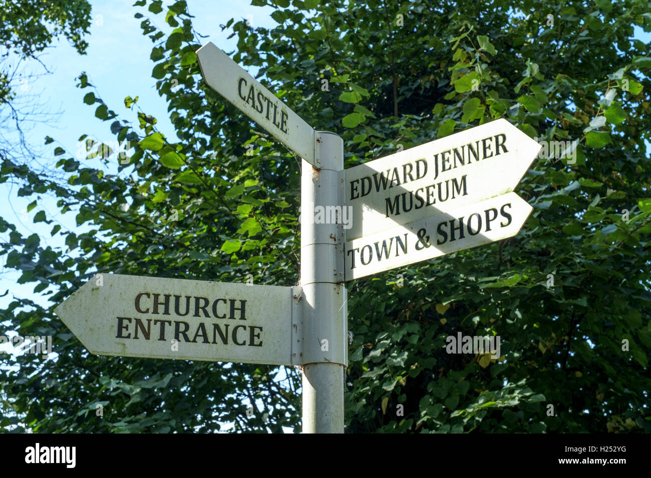 Intorno a Berkeley una piccola città nel Gloucestershire segnaletica per Jenner museum e castello Foto Stock