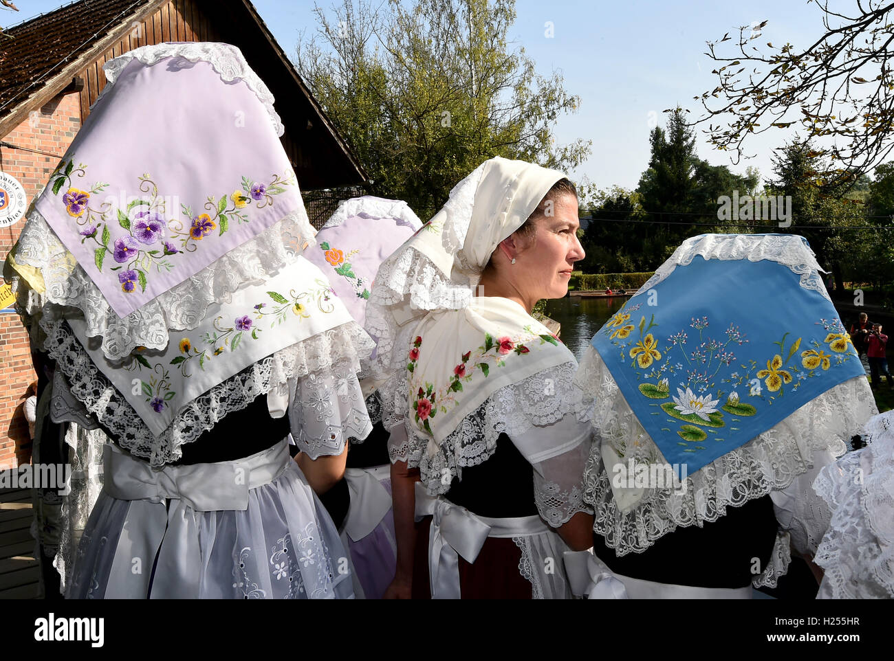 Lehde, Germania. 24Sep, 2016. In corrispondenza della apertura della Spreewald festival, le donne dal booster club stand in costumi tradizionali su un ponte in Lehde, Germania, 24 settembre 2016. Foto: BERND SETTNIK/dpa/Alamy Live News Foto Stock