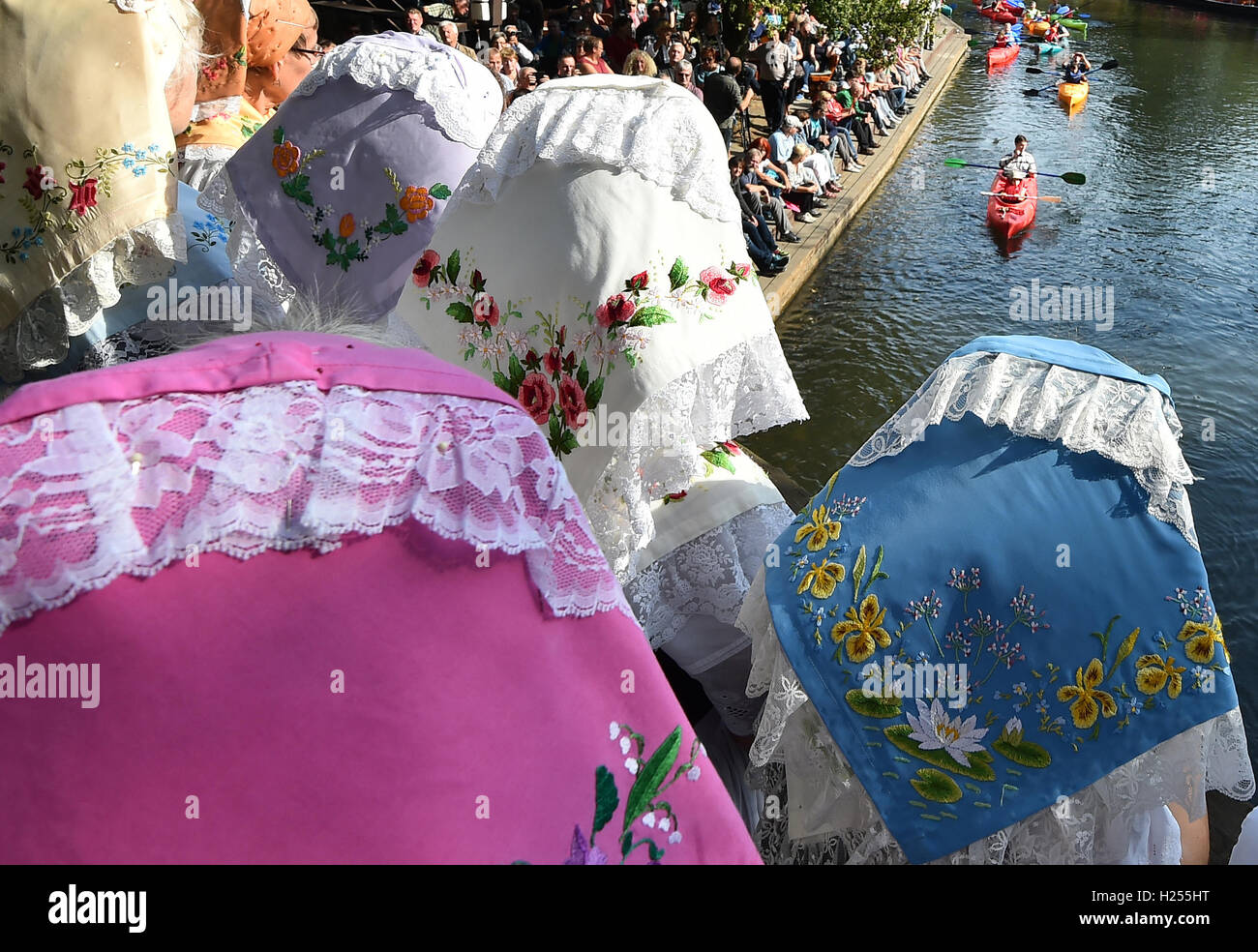 Lehde, Germania. 24Sep, 2016. In corrispondenza della apertura della Spreewald festival, le donne dal booster club guarda una parata di pedalò sull'acqua in Lehde, Germania, 24 settembre 2016. Foto: BERND SETTNIK/dpa/Alamy Live News Foto Stock