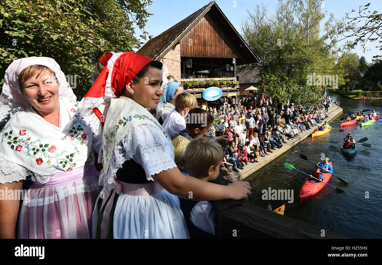 Lehde, Germania. 24Sep, 2016. In corrispondenza della apertura della Spreewald festival, le donne dal booster club guarda una parata di pedalò sull'acqua in Lehde, Germania, 24 settembre 2016. Foto: BERND SETTNIK/dpa/Alamy Live News Foto Stock
