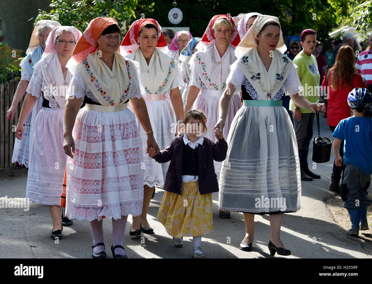 In corrispondenza della apertura della Spreewald festival, le donne dal booster club a piedi nei loro costumi attraverso Lehde, Germania, 24 settembre 2016. Foto: BERND SETTNIK/dpa Foto Stock