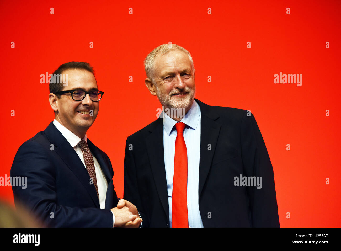 Liverpool, Regno Unito. 24Sep, 2016. Jeremy Corbyn conquistare la leadership laburista battaglia all'inizio della conferenza di manodopera in Liverpool Owen Smith si congratula con Jeremy per la sua vittoria. Credito: Della Batchelor/Alamy Live News Foto Stock