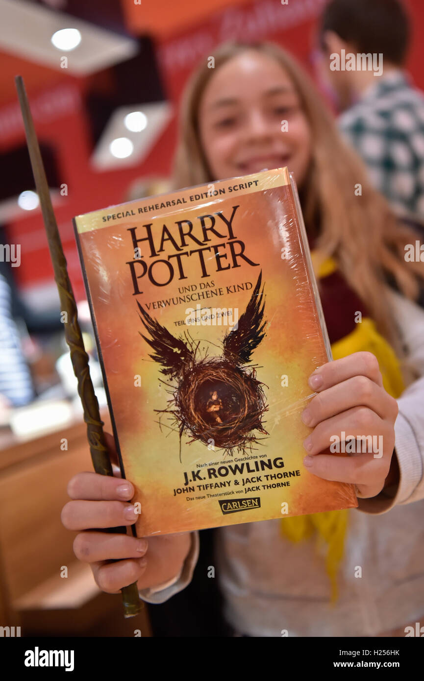 Berlino, Germania. 24Sep, 2016. Undici anni Kaya da Berlino fino al suo nuovo libro della saga di Harry Potter alla Kulturkaufhaus Dussmann di Berlino, Germania, 24 settembre 2016. Il libro intitolato "Harry Potter e il maledetto bambino' è stato disponibile a partire dalla mezzanotte. Foto: KLAUS-DIETMAR GABBERT/dpa/Alamy Live News Foto Stock