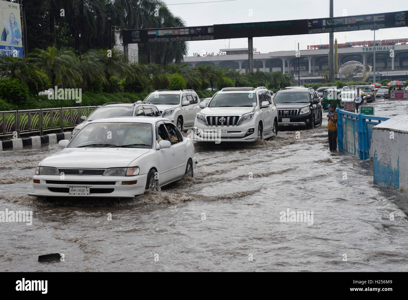 Dacca in Bangladesh. 24Sep, 2016. Veicoli tentano di guida attraverso la saturo di acqua uscita di strada di Shahjalal International Airport a Dhaka, nel Bangladesh. Il 24 settembre 2016 pesante acquazzone di monsone causato estreme waterlog nella maggior parte delle aree della città di Dhaka, Bangladesh. Le strade sono state sommerse rendere il viaggio lento e dannosa. Credito: Mamunur Rashid/Alamy Live News Foto Stock