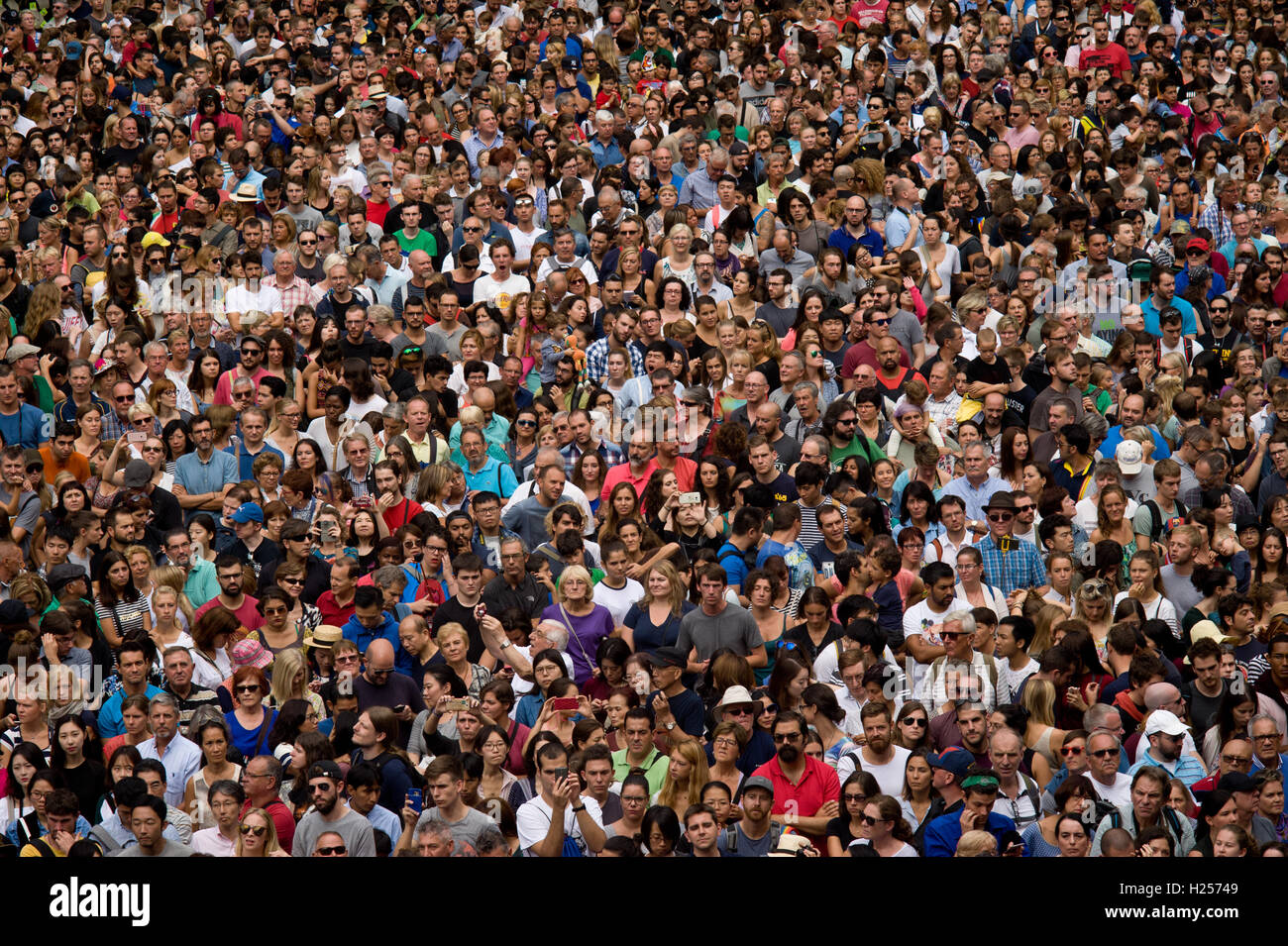 Barcellona, Spagna. 24Sep, 2016. Settembre 24, 2016 - Barcellona, in Catalogna, Spagna - la folla a guardare a torri umane durante la Jornada Castellera (Torri Umane giorno) tenutasi a Barcellona per la merce Festival (Festes de la Merce). Credito: Jordi Boixareu/Alamy Live News Foto Stock