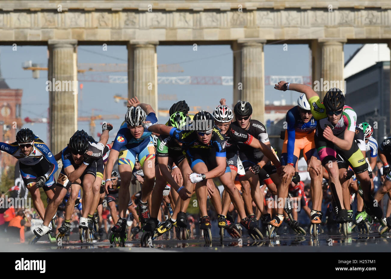 Berlino, Germania. 24Sep, 2016. Numerose in-line skaters sprint verso la linea di finitura durante il pattinaggio in linea la concorrenza alla xliii la maratona di Berlino a Berlino, Germania, 24 settembre 2016. Foto: KLAUS-DIETMAR GABBERT/dpa/Alamy Live News Foto Stock
