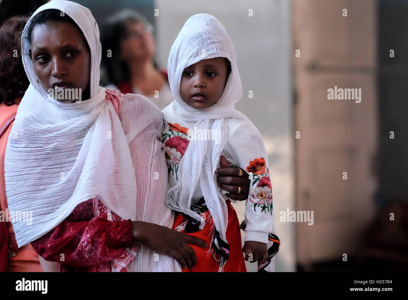 Gerusalemme, Israele. 24Sep, 2016. Cristiani Africani, per la maggior parte provenienti da Etiopia ed Eritrea, convergono per la preghiera di sabato, a murata in Chiesa Etiope composto, costruito in più fasi tra il 1874 e il 1901. Credito: Nir Alon/Alamy Live News Foto Stock