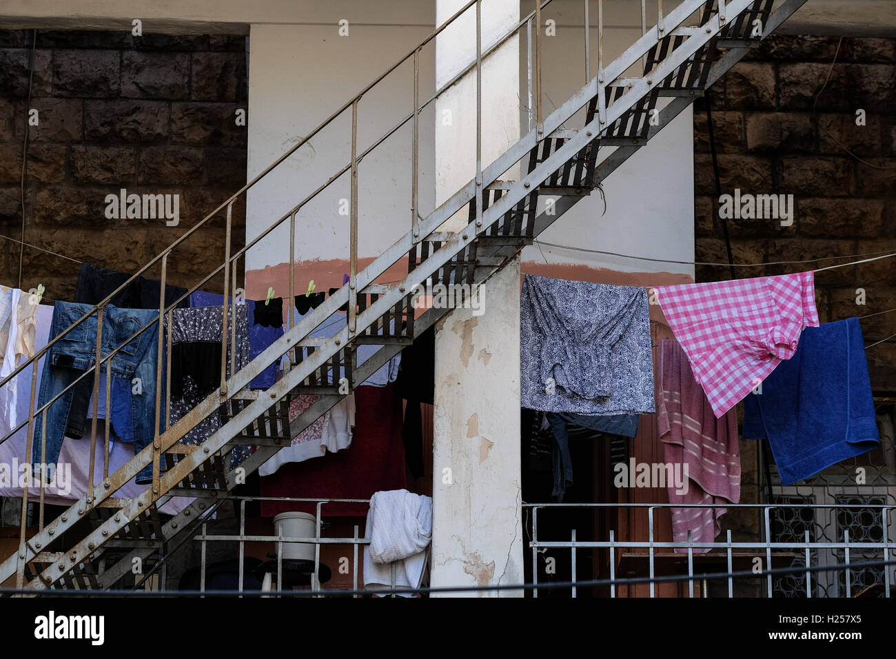 Gerusalemme, Israele. 24Sep, 2016. Cortili interni e le scale mostrano segni di abbandono in un edificio residenziale sulla strada Profeti, HaNeviim, eretta nel 1928 con fondi forniti da un Etiope Imperatrice Zauditu a casa del suo paese consolato. Una decorazione a mosaico sul frontone della facciata visualizza la monarchia etiope emblema e viene inscritta in Geez: "Il Leone della tribù di Giuda ha trionfato". Questa area adiacente al centro di Gerusalemme serve come un hub per i cristiani africani, per la maggior parte provenienti da Etiopia ed Eritrea. Credito: Nir Alon/Alamy Live News Foto Stock