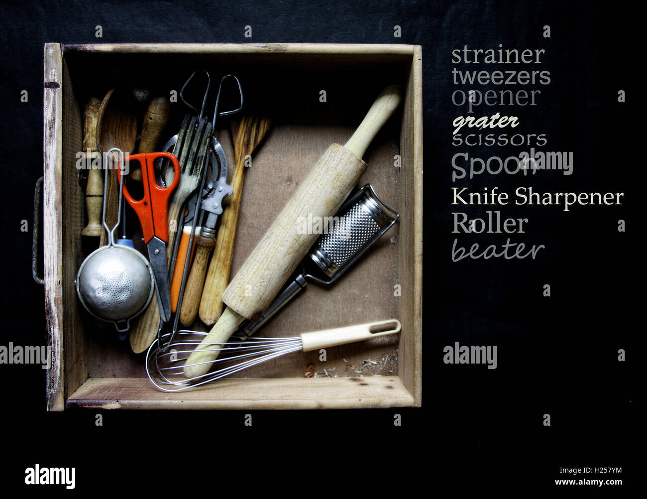Sanlucar de Barrameda, Cadiz, Spagna. 16 gennaio, 2013. Utensili di cucina nel cassetto di legno su fondo nero © Elisaveth Buzon Alvarez/ZUMA filo/Alamy Live News Foto Stock