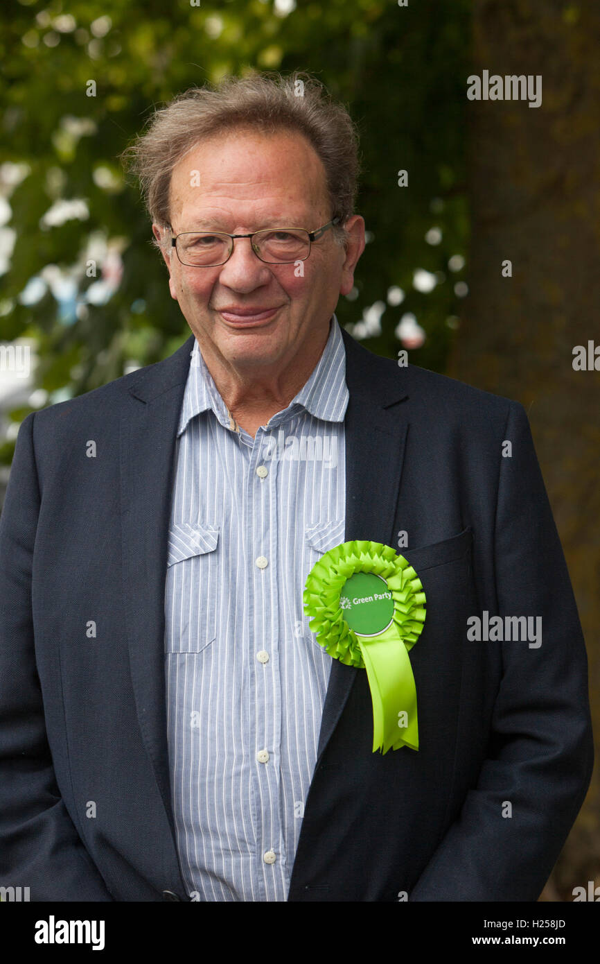 Witney, Regno Unito. 24Sep, 2016. Partito dei Verdi co-leader e MP Caroline Lucas aiuta Larry Sanders, fratello del senatore Bernie Sanders, per lanciare la sua campagna di presentarsi come Partito Verde MP candidato per Witney, seguente David Cameron in piedi giù dalla sua sede di Witney. © adrian arbib/Alamy Live News Credito: Adrian arbib/Alamy Live News Foto Stock