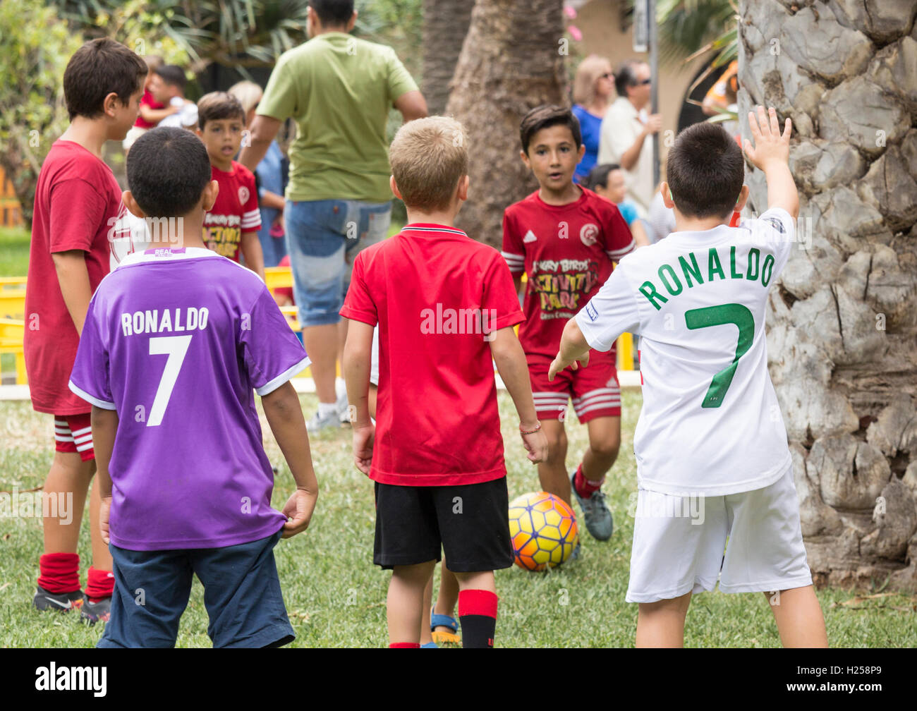 Las Palmas de Gran Canaria, Isole Canarie, Spagna. 24Sep, 2016. Local Real Madrid tifosi di giocare a calcio nel giardino dell'hotel tra le palme in attesa al di fuori del team hotel, sperando che Cristiano Ronaldo e il resto del team verrà fuori a firmare le camicie in anticipo del sabato sera gioco contro Las Palmas del campionato spagnolo (La Liga). Per il Real Madrid e i loro fan il gioco contro Las Palmas comporta un volo di andata e ritorno di più di 2.000 miglia. Credito: Alan Dawson News/Alamy Live News Foto Stock