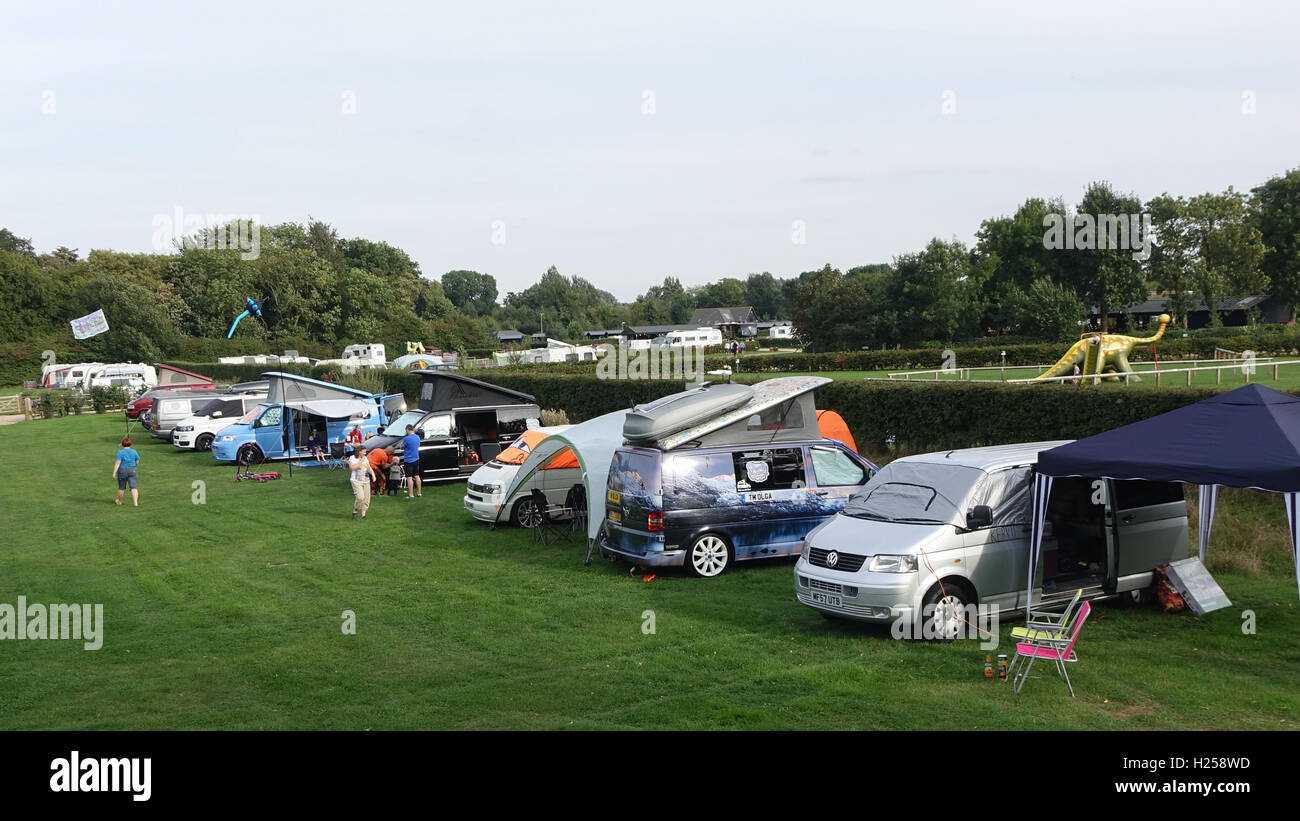 Henlow Bridge Lakes, Bedfordshire, Regno Unito. 24 settembre 2016, i membri del gruppo Run the Ring che è stato formato nel marzo di quest'anno da John Emberton per raccogliere denaro per la Teenage Cancer Trust, si accamparono durante la notte prima di partire alle 8:00 per 'Run the Ring', intorno alla M25 di Domenica 25 Settembre. Si uniranno ad oltre 400 altri proprietari di camper VW per formare la crociera più lunga di VW che il Regno Unito ha visto. Foto Stock