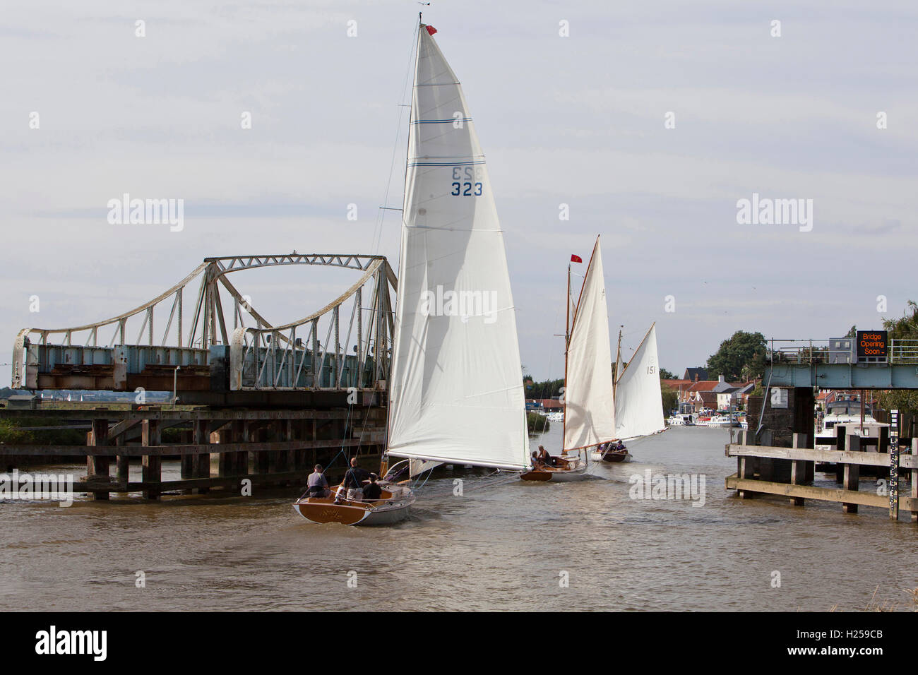 Norfolk Broads, UK. 24Sep, 2016. Fiume crociere a vela sul fiume y vengono a Reedham racing nell'annuale y vengono Navigation gara organizzata dalla sala Coldham Sailing Club. Sul percorso, un corso che può richiedere fino a sei ore per completare, essi passano attraverso Reedham Vittoriano del ponte girevole che porta la linea Wherry da Lowestoft a Norwich, una fase di gara che possono avere a cerchio in avanti e indietro fino a che non può essere aperto. Credito: Adrian Buck/Alamy Live News Foto Stock