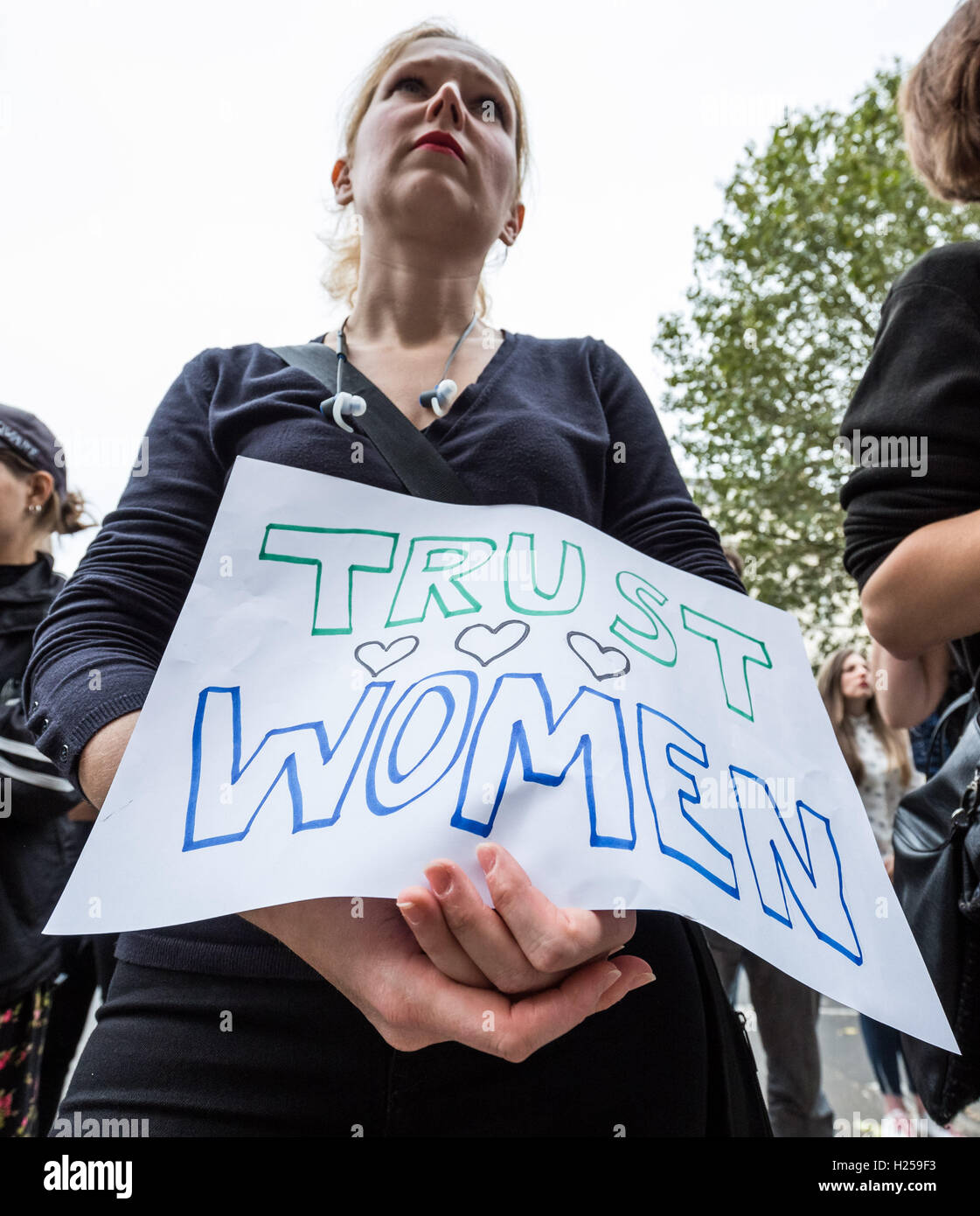 Londra, Regno Unito. 24 Settembre, 2016. Protesta al di fuori dell'Ambasciata polacca a Londra contro la Polonia a destra i legislatori di spingere verso un divieto quasi totale dell aborto in devotamente Polonia cattolica di credito: Guy Corbishley/Alamy Live News Foto Stock
