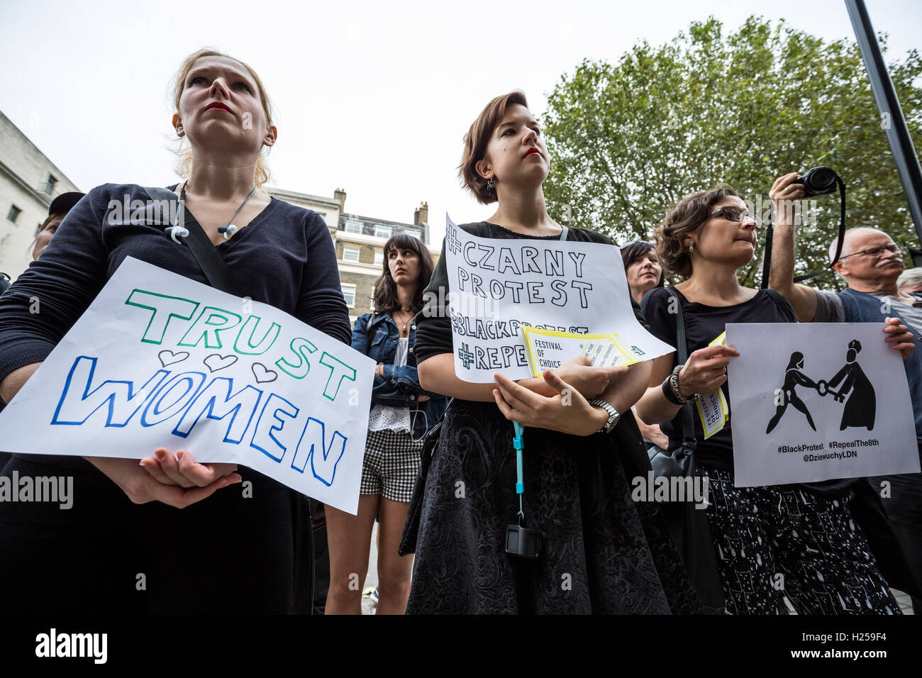 Londra, Regno Unito. 24 Settembre, 2016. Protesta al di fuori dell'Ambasciata polacca a Londra contro la Polonia a destra i legislatori di spingere verso un divieto quasi totale dell aborto in devotamente Polonia cattolica di credito: Guy Corbishley/Alamy Live News Foto Stock