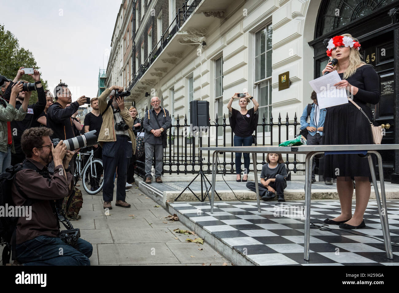 Londra, Regno Unito. 24 Settembre, 2016. Protesta al di fuori dell'Ambasciata polacca a Londra contro la Polonia a destra i legislatori di spingere verso un divieto quasi totale dell aborto in devotamente Polonia cattolica di credito: Guy Corbishley/Alamy Live News Foto Stock