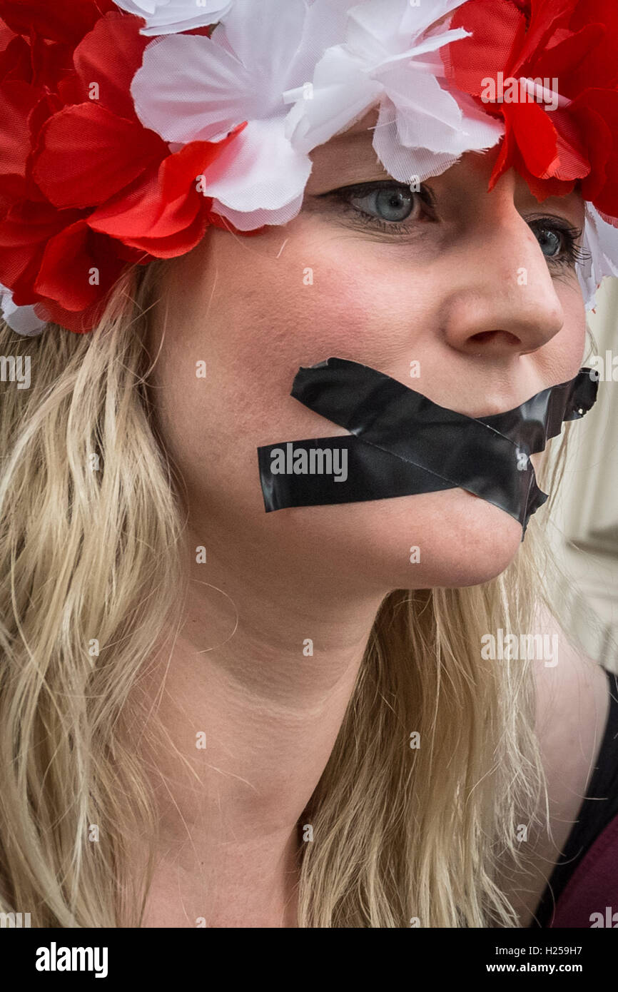 Londra, Regno Unito. 24 Settembre, 2016. Protesta al di fuori dell'Ambasciata polacca a Londra contro la Polonia a destra i legislatori di spingere verso un divieto quasi totale dell aborto in devotamente Polonia cattolica di credito: Guy Corbishley/Alamy Live News Foto Stock