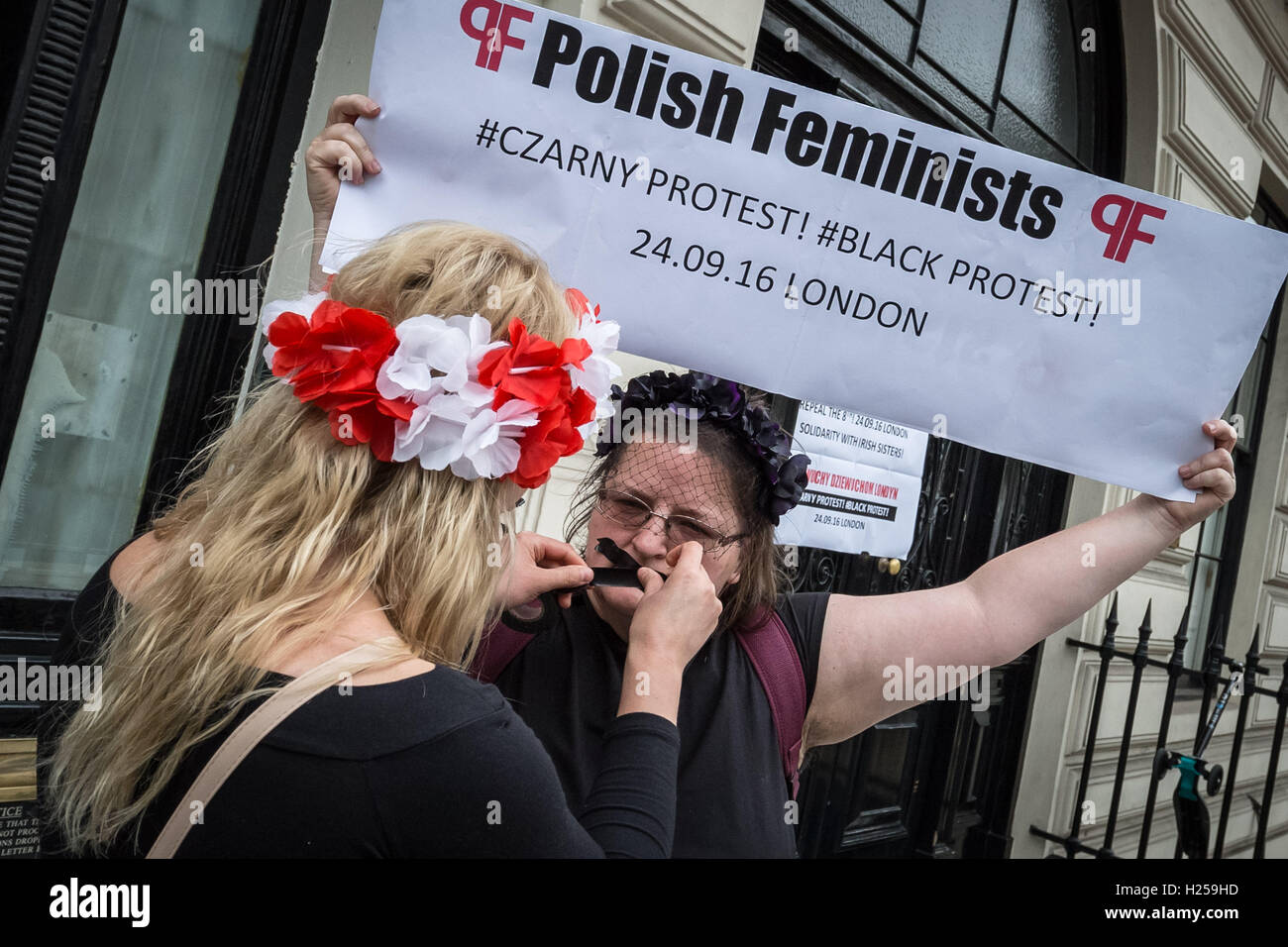 Londra, Regno Unito. 24 Settembre, 2016. Protesta al di fuori dell'Ambasciata polacca a Londra contro la Polonia a destra i legislatori di spingere verso un divieto quasi totale dell aborto in devotamente Polonia cattolica di credito: Guy Corbishley/Alamy Live News Foto Stock
