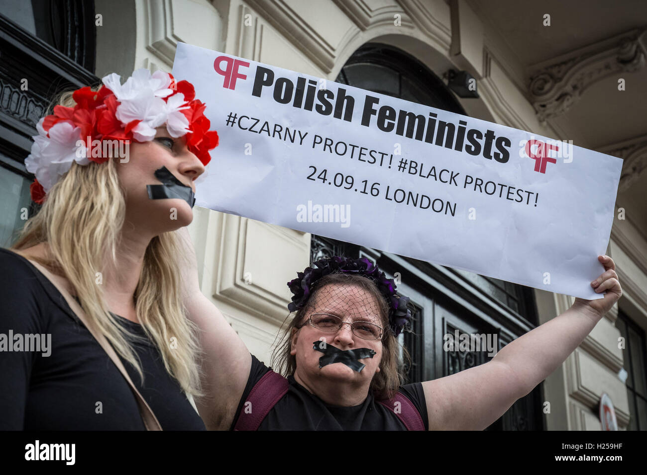 Londra, Regno Unito. 24 Settembre, 2016. Protesta al di fuori dell'Ambasciata polacca a Londra contro la Polonia a destra i legislatori di spingere verso un divieto quasi totale dell aborto in devotamente Polonia cattolica di credito: Guy Corbishley/Alamy Live News Foto Stock