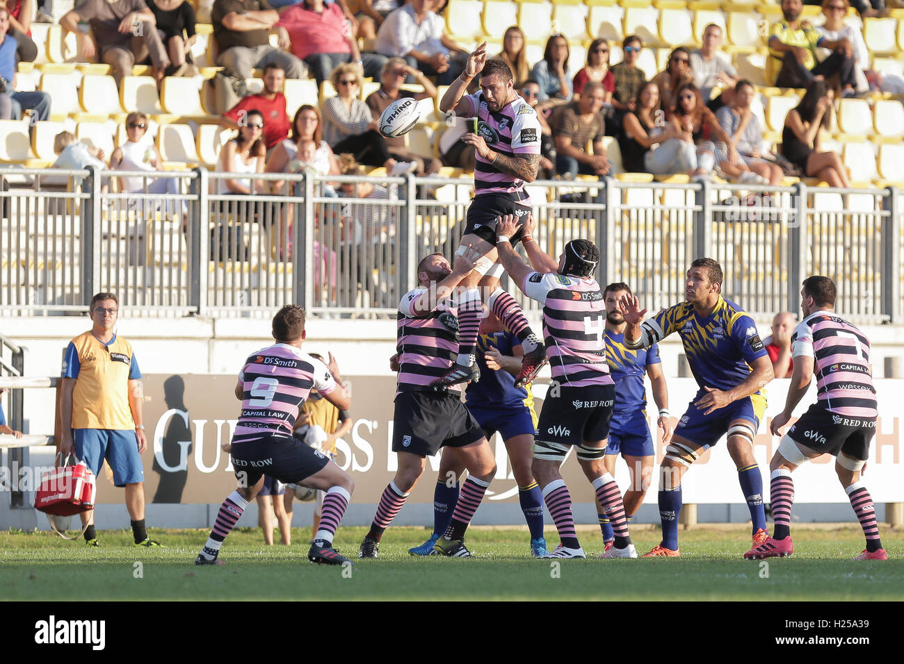 Parma, Italia. 24Sep, 2016. Josh Turnbull per Cardiff Blues vincere la sfera in contatto nella partita contro le zebre © Massimiliano Carnabuci/Alamy news Foto Stock