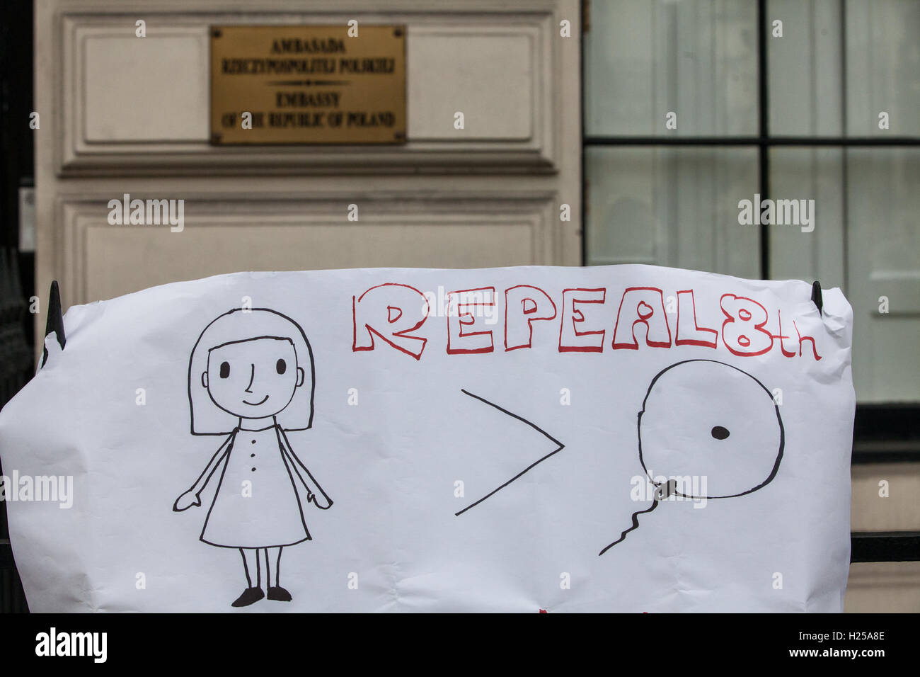 Londra, Regno Unito. 24 Settembre, 2016. Un poster utilizzato dal polacco i gruppi femminili e sostenitori raccolta al di fuori dell'Ambasciata polacca per uno dei due manifestazioni di protesta che ha avuto luogo a Londra - l'altro ha avuto luogo al di fuori dell'Ambasciata Irlandese - in concomitanza con la marcia per la scelta di Dublino contro Irlanda la rigida legge sull aborto e abrogare il 8° proteste in tutto il mondo. La sentenza conservatore Diritto e Giustizia (PIS) partito in Polonia è impegnata a favore di un divieto quasi totale dell'aborto. Credito: Mark Kerrison/Alamy Live News Foto Stock