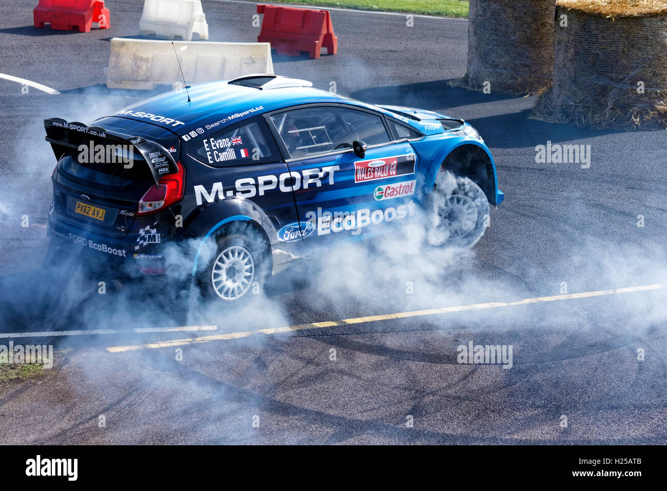 Castle Combe Car & Bike Racing Circuit, Wiltshire, Regno Unito, 24 settembre 2016. Elfyn Evans, figlio dell'ex campione del mondo di rally Gwyndaf Evans, intrattiene la folla con la sua M-Sport Ford Fiesta World Rally Car al Castle Combe Rallyday 2016 nel Wiltshire, Regno Unito. Foto Stock