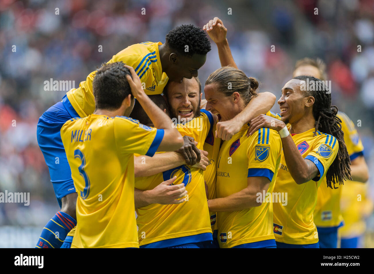 Vancouver, Canada. 24 settembre 2016. Celebrazione del gol segnato da Shkelzen Gashi (11) di Colorado Rapids. MLS Vancouver vs Colorado, B.C. Place Stadium. Punteggio finale 3-3. Credito: Gerry Rousseau/Alamy Live News Foto Stock