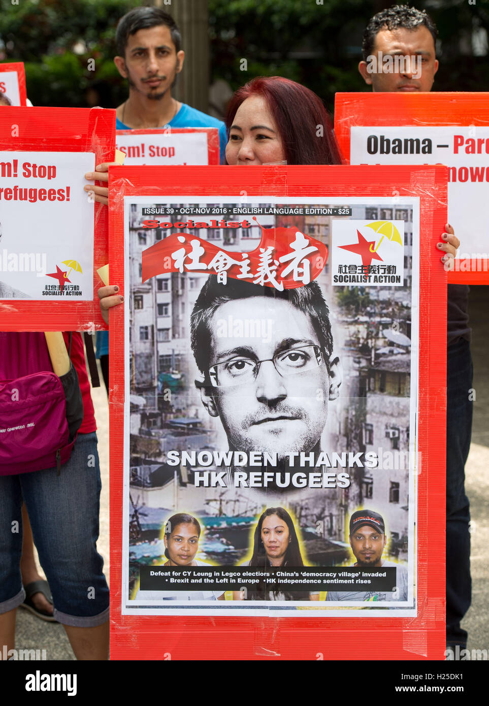 Hong Kong, Hong Kong S.A.R, Cina. Xxv Sep, 2016. Una manifestazione di protesta nel centro di Hong Kong chiede un perdono per NSA whistleblower Edward Snowden e miglioramento dei diritti dei rifugiati. A seguito della notizia che i rifugiati avevano nascosto Snowden, quelli che lo nascose sono considerati nella comunità come eroi. Azione socialista e il rifugiato il sostegno dell'Unione ai rifugiati nella loro protesta partendo dalla carta giardini voce per il Consolato Generale degli Stati Uniti ufficio in Garden Road. Credito: Jayne Russell/ZUMA filo/Alamy Live News Foto Stock