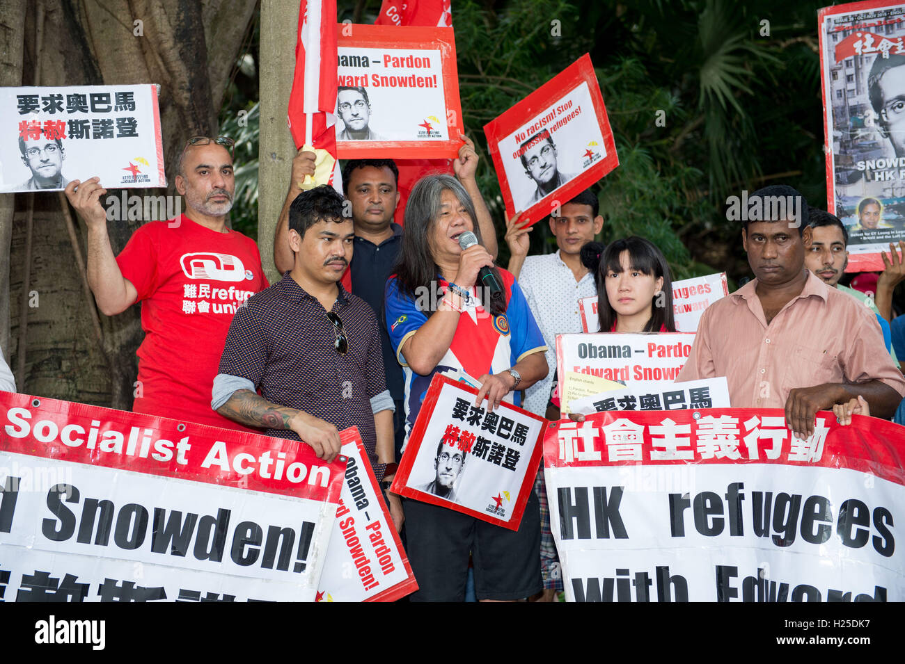 Hong Kong, Hong Kong, Cina. Xxv Sep, 2016. Hong Kong consiglio legislativo degli stati, Leung Kwok-hung (noto come capelli lunghi) unisce la protesta. Una manifestazione di protesta nel centro di Hong Kong chiede un perdono per NSA whistleblower Edward Snowden e miglioramento dei diritti dei rifugiati. A seguito della notizia che i rifugiati avevano nascosto Snowden, quelli che lo nascose sono considerati nella comunità come eroi. Azione socialista e il rifugiato il sostegno dell'Unione ai rifugiati nella loro protesta partendo dalla carta giardini voce per il Consolato Generale degli Stati Uniti ufficio in Garden Road. Credito: Jayne Russell/ZUMA filo/Alamy Live News Foto Stock