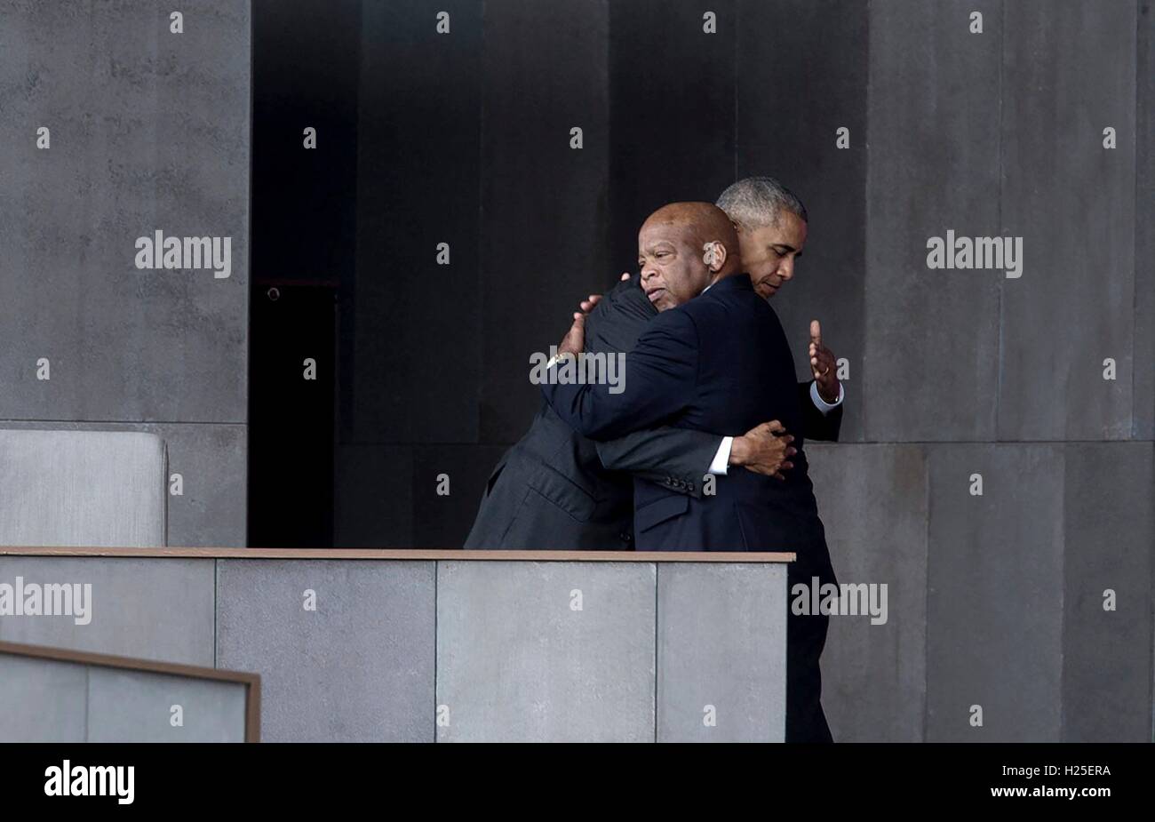 Il presidente statunitense Barack Obama abbraccia i diritti civili leggenda sost. John Lewis, all'apertura dello Smithsonian National Museum of African American Storia e cultura Settembre 24, 2016 a Washington D.C. Foto Stock