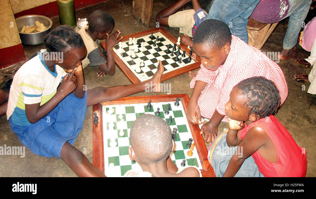 Kampala, Uganda. 6 Sep, 2016. Bambini da bidonville Katwe giocando a scacchi  a Kampala, Uganda, 6 settembre 2016. Disney è la produzione di un film  sulla storia di Phiona Mutesi, venuto dalla