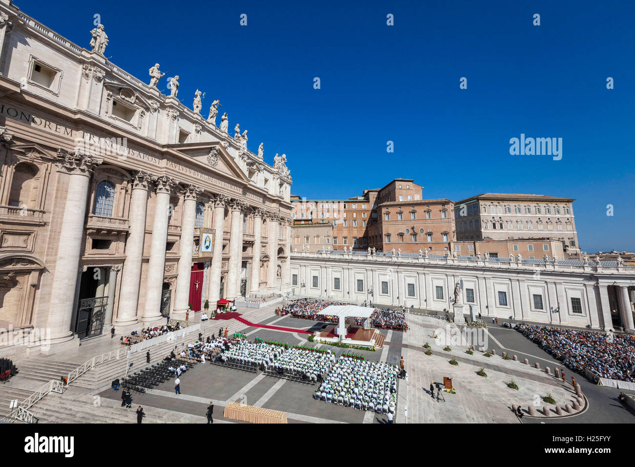 Città del Vaticano il Vaticano. 25 Settembre, 2016. Papa Francesco celebra un Giubileo straordinario pubblico per i catechisti come parte delle celebrazioni in corso dell Anno Santo della Misericordia in Piazza San Pietro nella Città del Vaticano il Vaticano il 25 settembre 2016. Credito: Giuseppe Ciccia/Alamy Live News Foto Stock