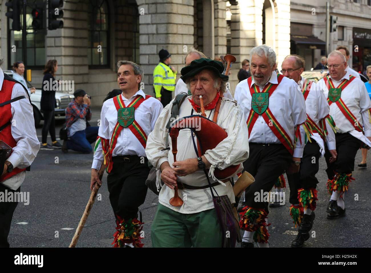 L'ultima domenica di settembre la perlacea re e regine di Londra Costermongers festeggiare la raccolta nel proprio stile unico presso la casa spirituale del Cockney, la chiesa di St Mary-le-arco sul Cheapside. La sfilata di un corteo di dignitari con goodies commestibile viene trasportato da barrow e asino carrello dalla Guildhall alla chiesa per un servizio speciale. La famosa Bow Bells sono registrata per l'evento. Foto Stock