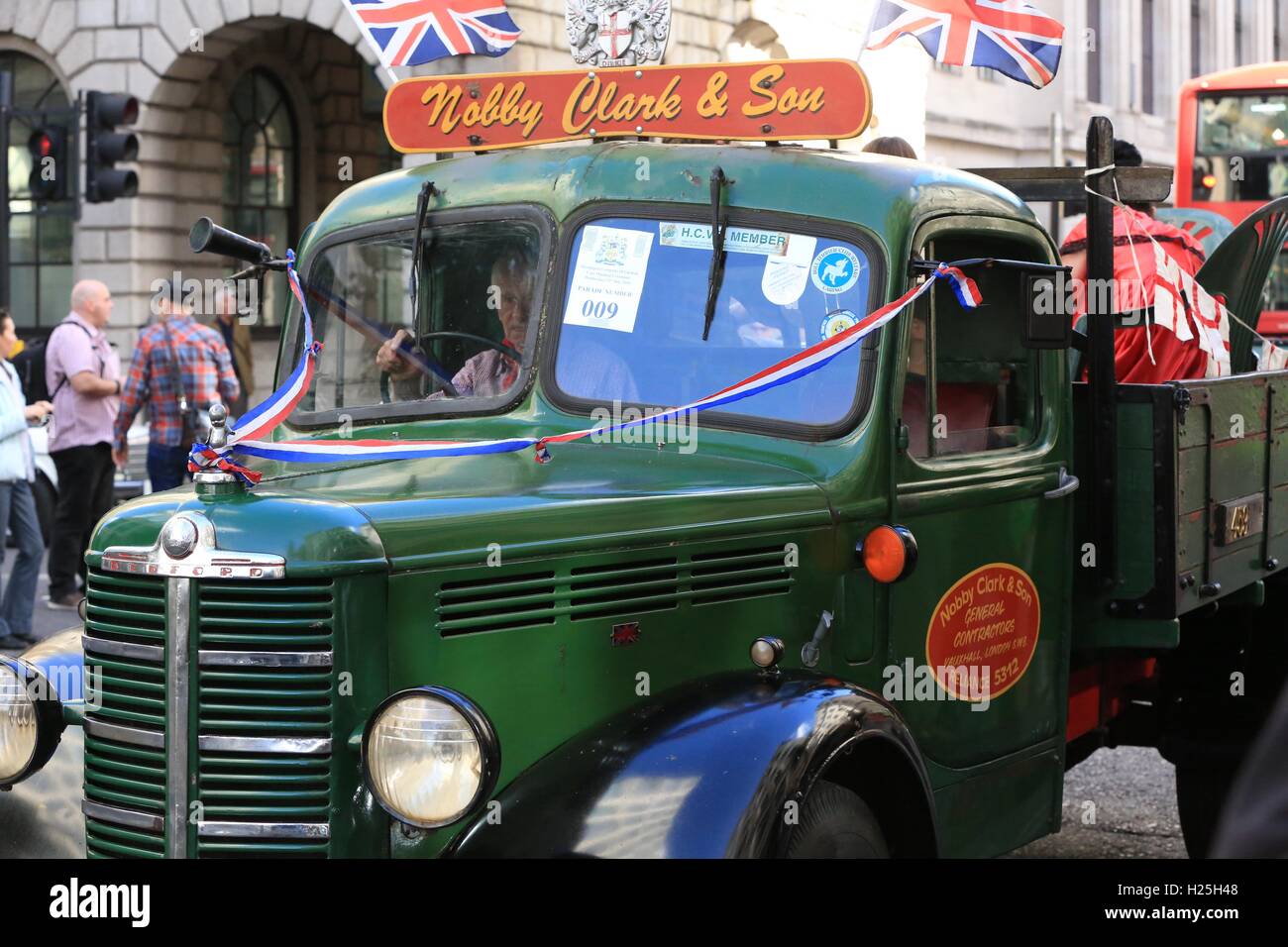 L'ultima domenica di settembre la perlacea re e regine di Londra Costermongers festeggiare la raccolta nel proprio stile unico presso la casa spirituale del Cockney, la chiesa di St Mary-le-arco sul Cheapside. La sfilata di un corteo di dignitari con goodies commestibile viene trasportato da barrow e asino carrello dalla Guildhall alla chiesa per un servizio speciale. La famosa Bow Bells sono registrata per l'evento. Foto Stock