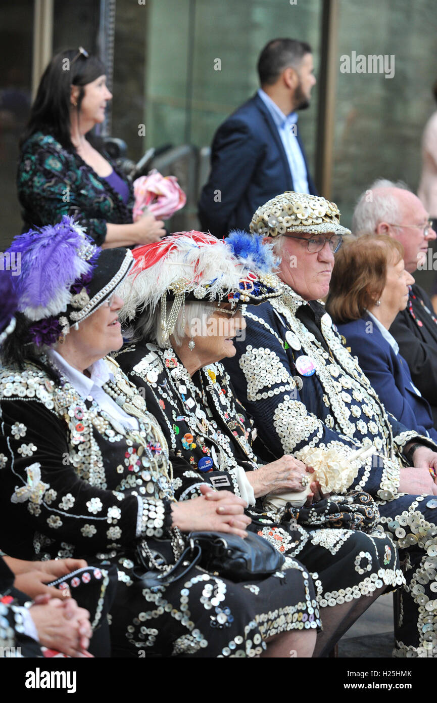 Londra, Regno Unito. 25 Settembre, 2016. La perlacea re e regine di Londra, insieme con alcuni Assessori della città di Londra ha celebrato la tradizionale festa della mietitura oggi in Guildhall Yard, a Londra. La tradizione della madreperla re e regine era iniziato nel XIX secolo da Henry Croft, un orfano che ha lavorato come una spazzatrice nel mercato del Somers Town, Londra. Credito: Michael Preston/Alamy Live News Foto Stock