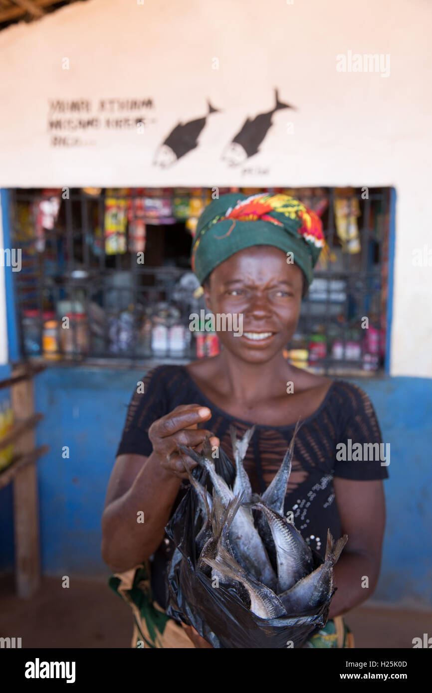 Villaggio Namina, Nampula Provincia, Mozambico, Agosto 2015: Maria Albino la sorella Louisa sul suo modo di acquistare pesce. Foto di Mike Goldwater Foto Stock