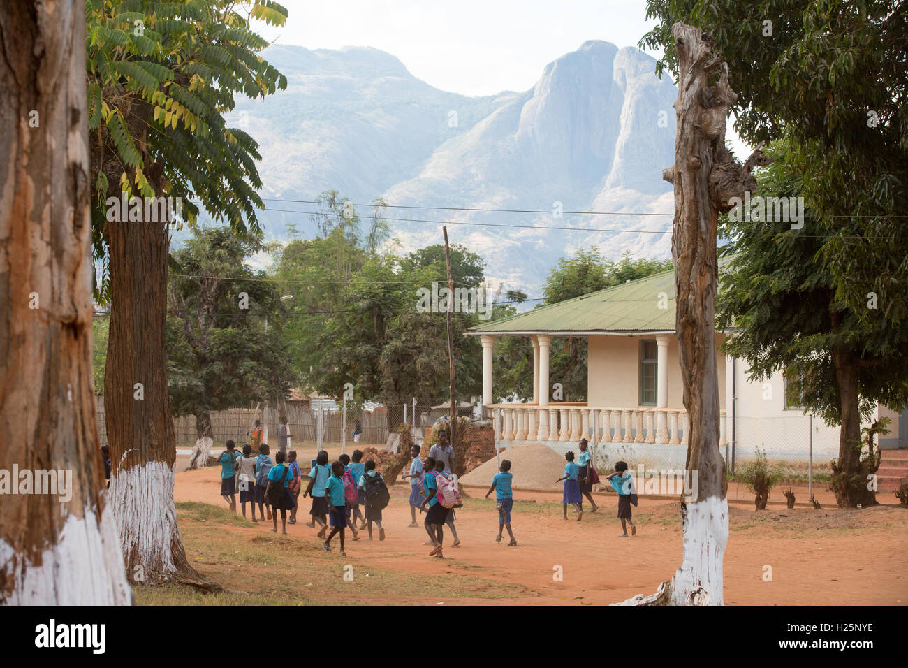 Ospedale Ribaue, Ribaue, Nampula Provincia, Mozambico, Agosto 2015: scuola i bambini a piedi attraverso i motivi. Foto di Mike Goldwater Foto Stock
