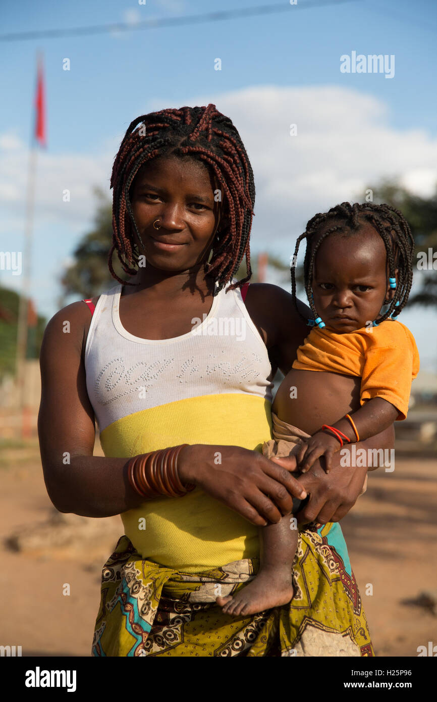 Ospedale Ribaue, Ribaue, Nampula Provincia, Mozambico, Agosto 2015: una giovane madre che si prende cura di un parente in ospedale. Foto di Mike Goldwater Foto Stock