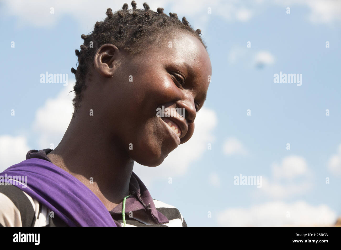 Distretto Lalaua, Nampula Provincia, Mozambico, Agosto 2015: Laurinda Diego della figlia Aide Victorino, felice ora la madre può vedere di nuovo. Foto di Mike Goldwater Foto Stock