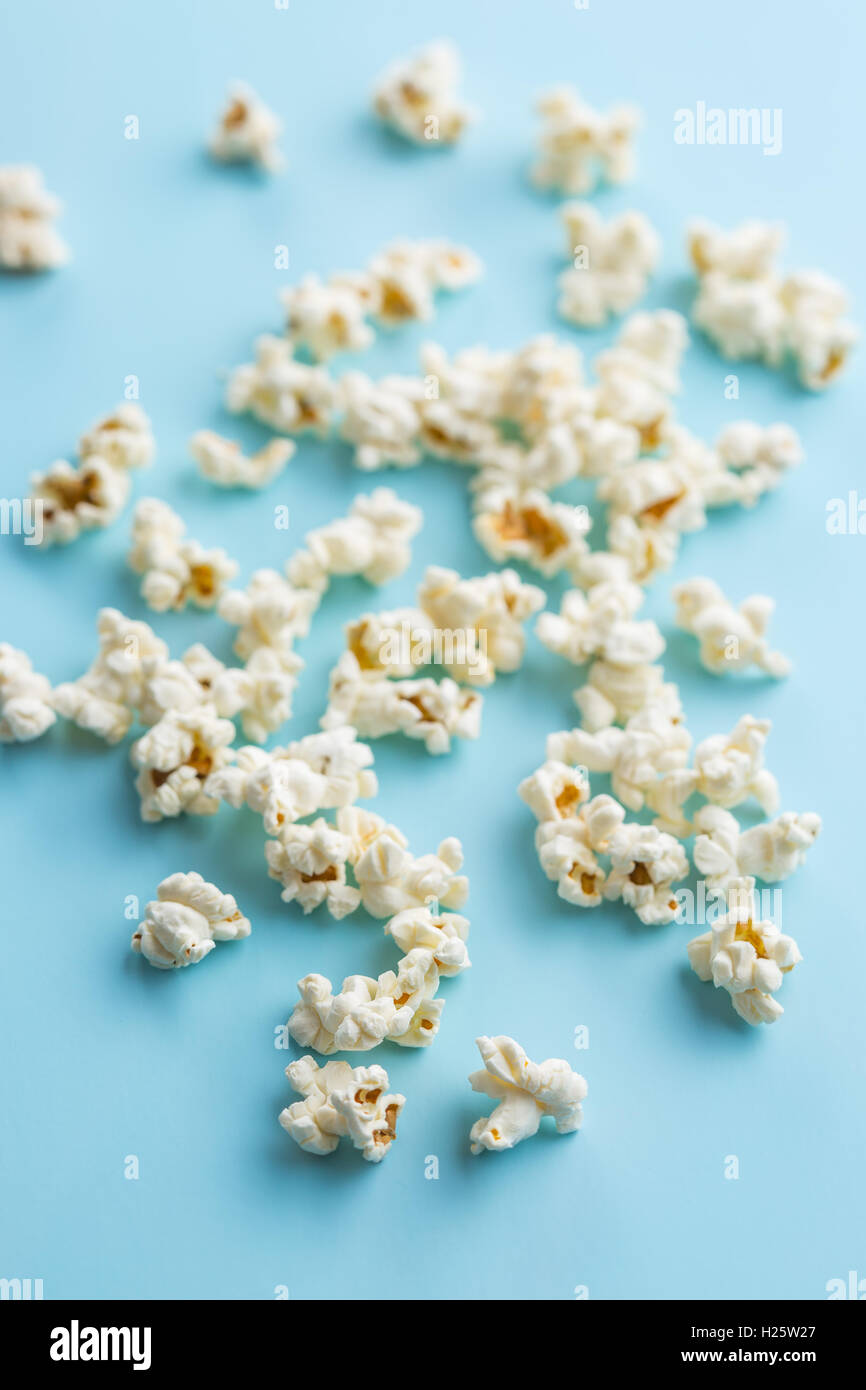 Gustoso il popcorn su sfondo blu. Foto Stock