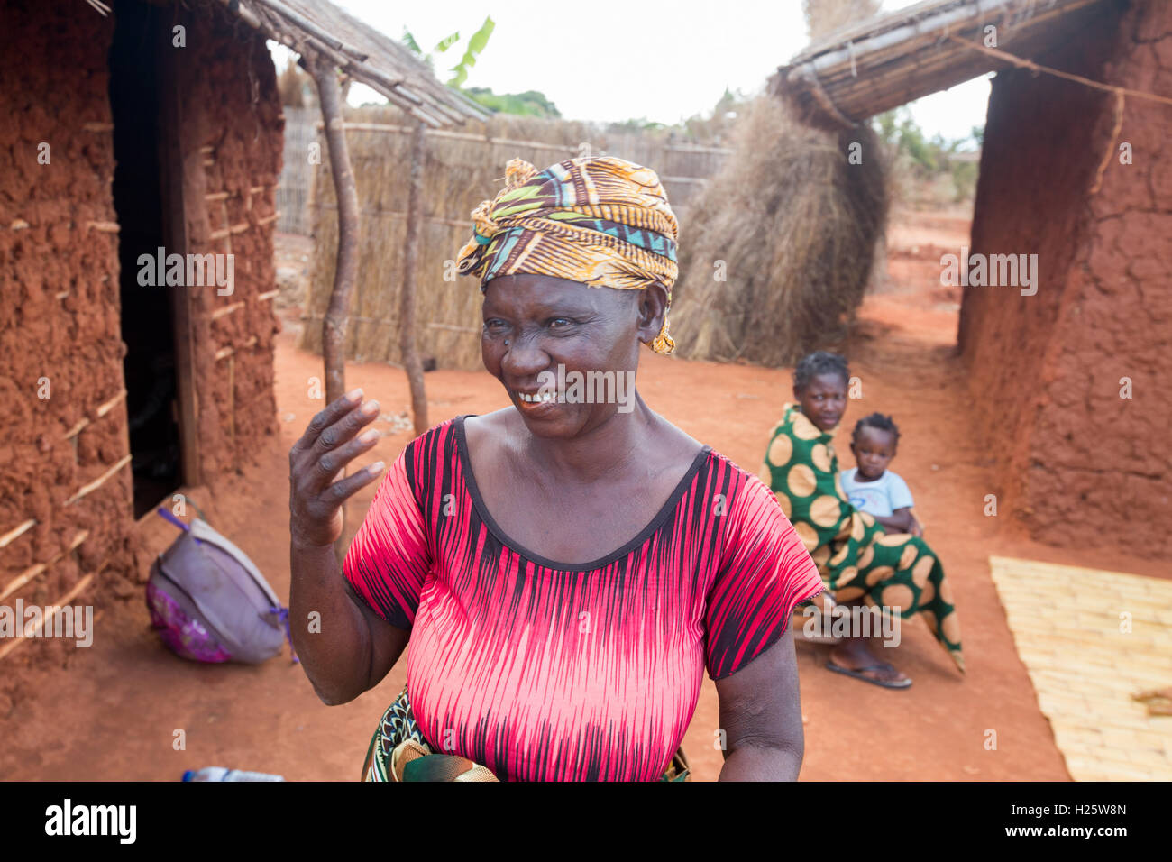 Villaggio Namina, Nampula Provincia, Mozambico, Agosto 2015: Maria Albino saluta gli amici e la famiglia dopo che lei ritorna al suo villaggio con la sua vista ripristinato dopo chirurgia della cataratta. Foto di Mike Goldwater Foto Stock