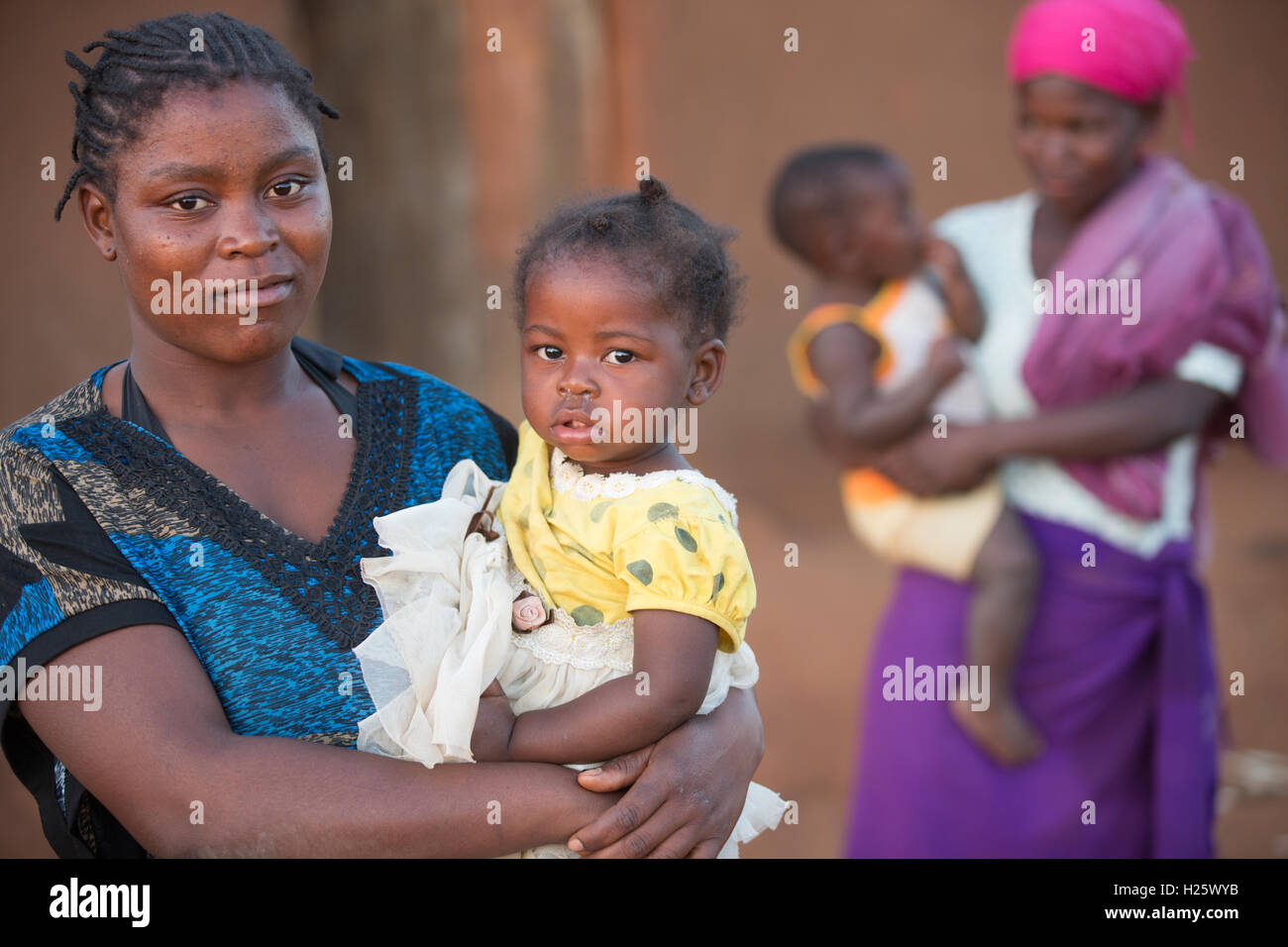 Villaggio Namina, Nampula Provincia, Mozambico, Agosto 2015: La vita quotidiana nel villaggio vicino a Maria Albino's house. Foto di Mike Goldwater Foto Stock