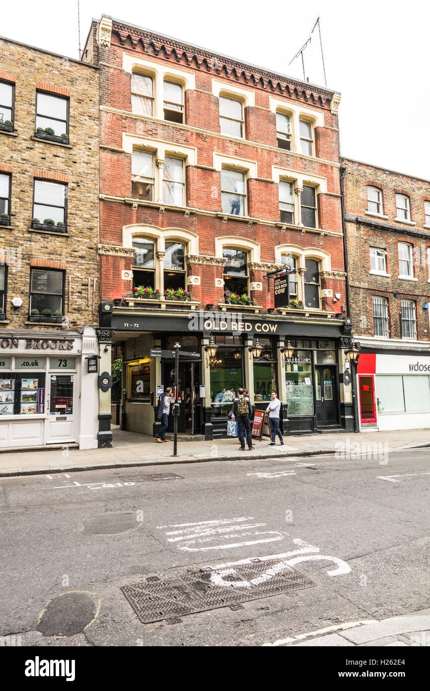 La vecchia casa pubblica Red Cow su Long Lane, Smithfield, Londra, EC1, Foto Stock