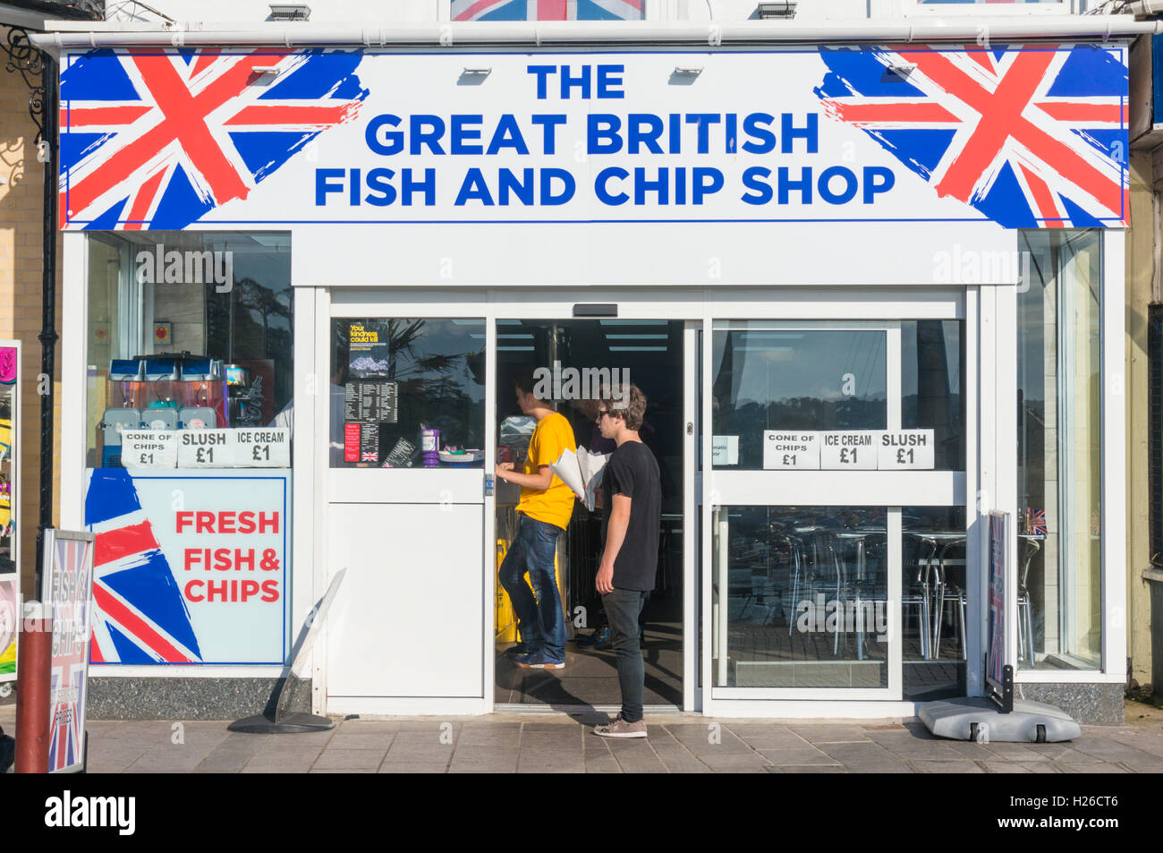 Tradizionale negozio di pesce e chip britannico Torquay Devon Inghilterra Regno Unito GB Europa Foto Stock
