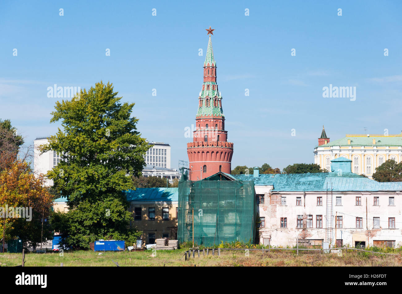 Mosca, Russia - 21.09.2015. Torre Vodovzvodnaya del Cremlino di Mosca lo sfondo su vecchie case distrutte. La Russia Foto Stock