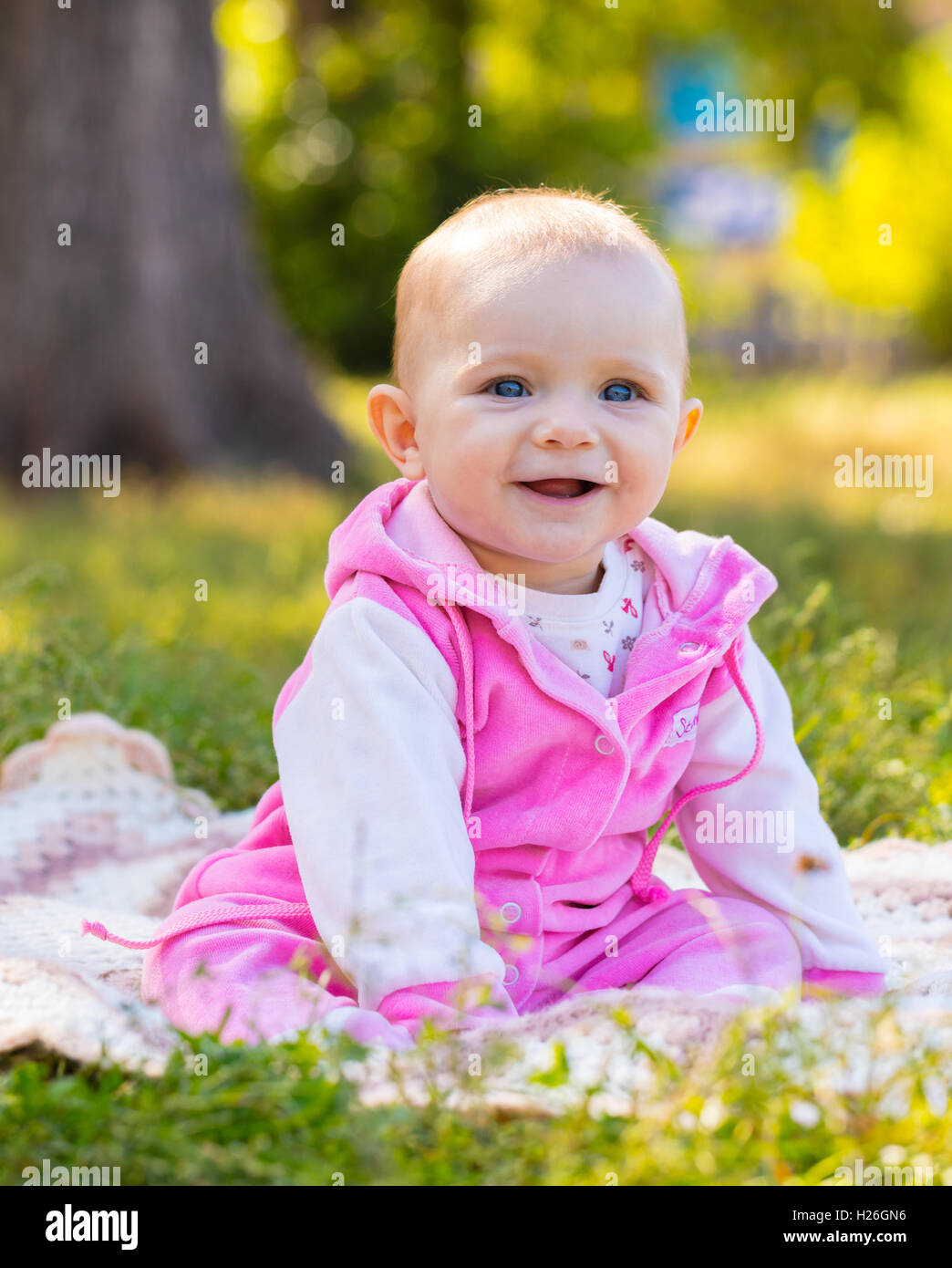 Ritratto di un sorridente bambina sull'erba Foto Stock