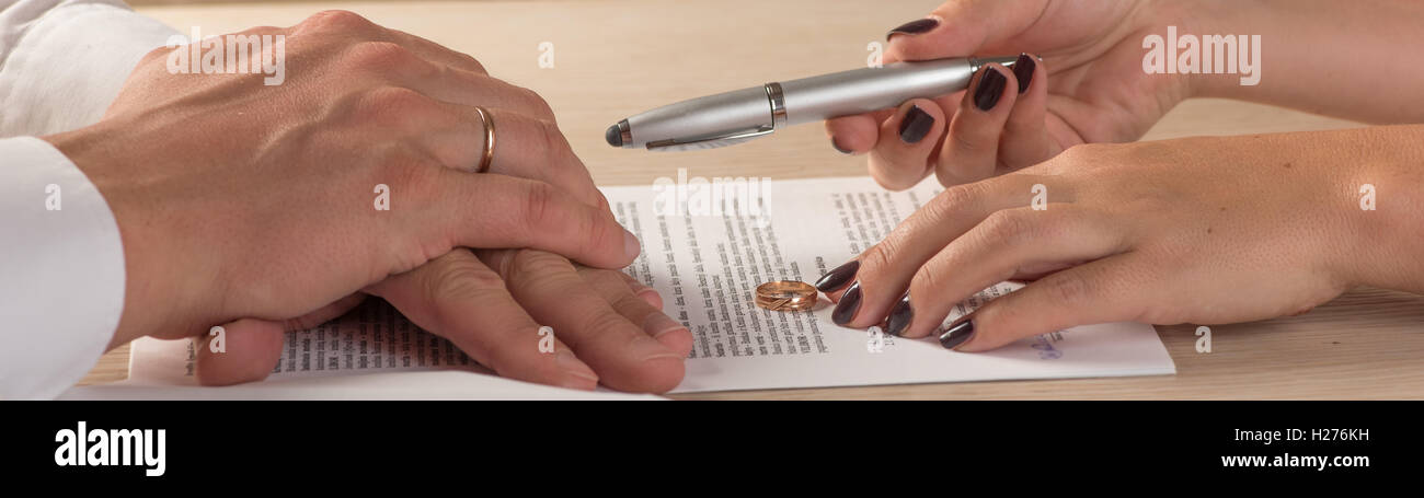 Moglie e marito firma i documenti di divorzio o di accordo prematrimoniale Foto Stock