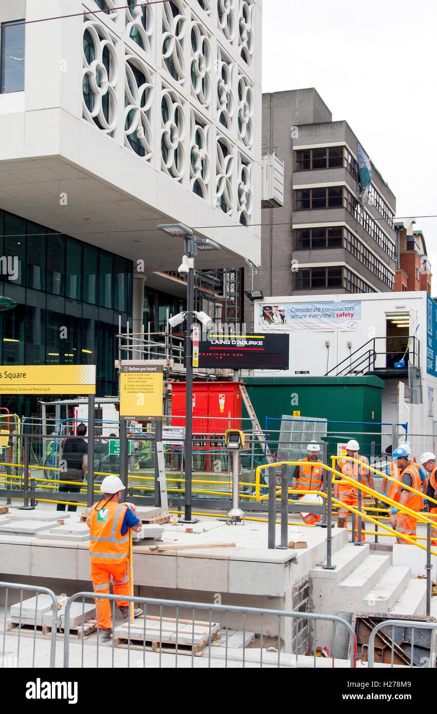 I lavori di costruzione presso la fermata del tram St Peters Square Manchester Foto Stock