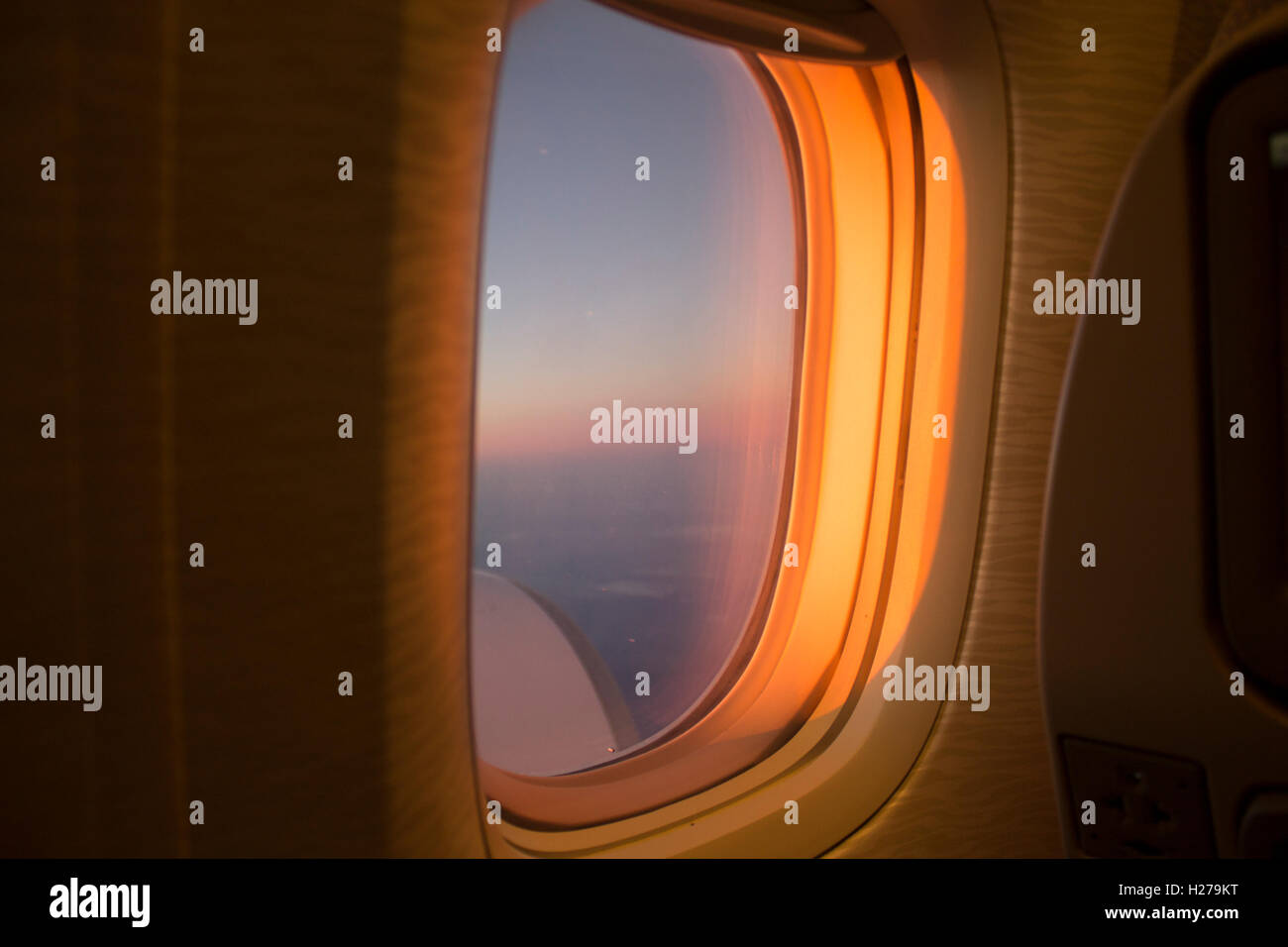 Tramonto dalla finestra di aeroplano Foto Stock