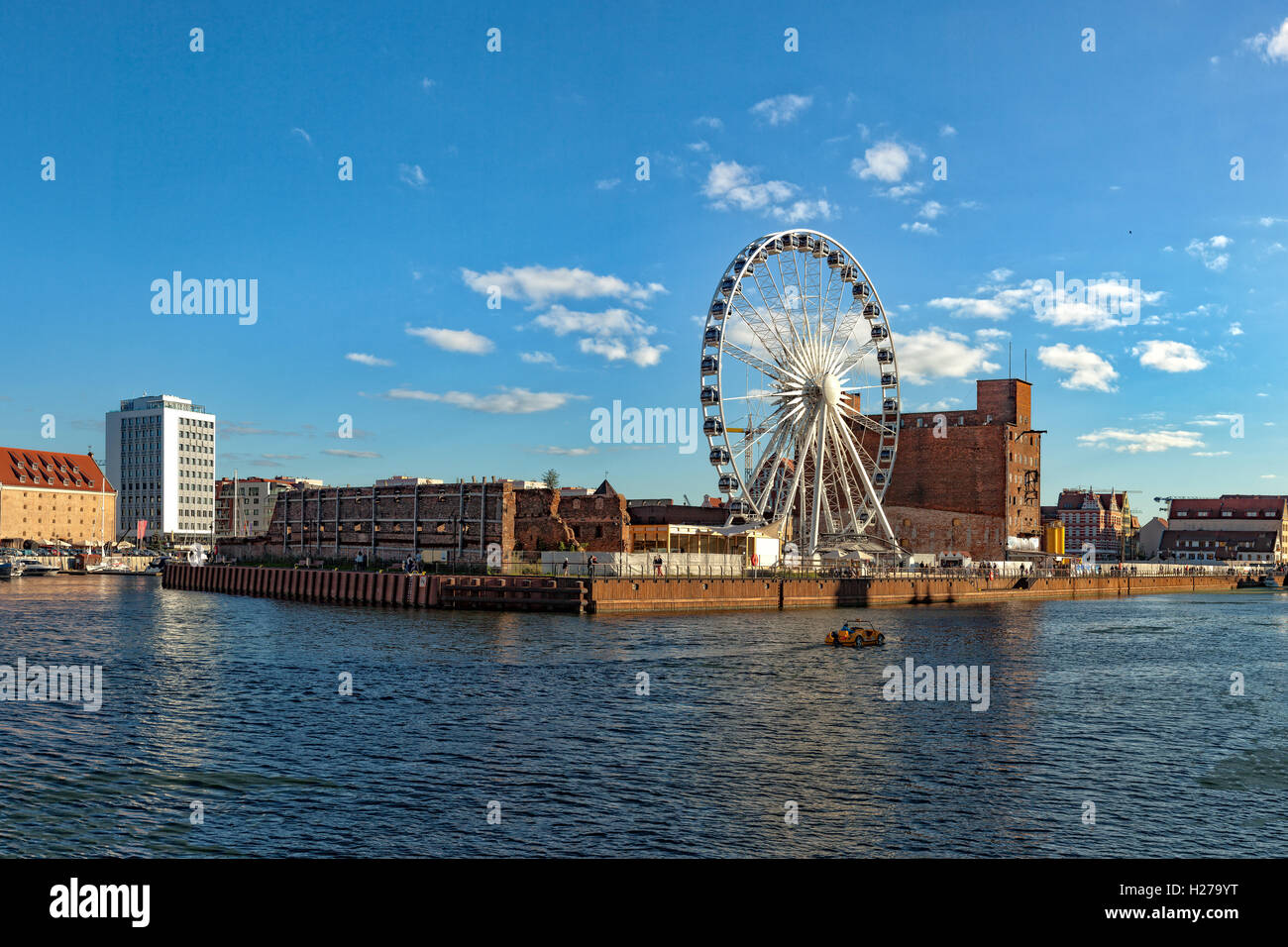 Una vista di una grande ruota panoramica Ferris in Gdansk, Polonia. Foto Stock